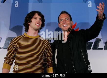 Actors Jon Heder (L) and Will Arnett joke around at a media opportunity at an ice skating rink to promote their film 'Blades of Glory' in Sydney June 6, 2007.         REUTERS/Tim Wimborne     (AUSTRALIA)