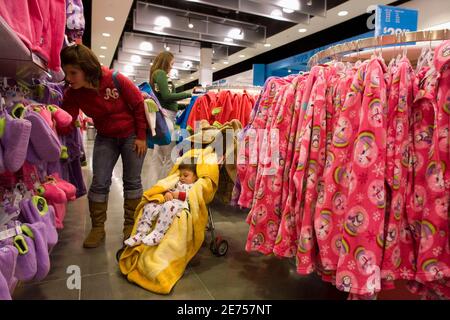 A Children's Place Store At A Mall In The Borough Of Queens In New York  Stock Photo - Alamy