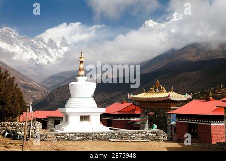 Stupa, Ama Dablam, Lhotse and top of Everest from Tengboche - Way to Everesr base camp - Khumbu valley - Nepal Stock Photo