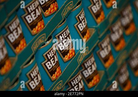 Tins of Heinz Baked Beans rest on a palette in the company's factory in Wigan, northern England, May 21, 2009.    REUTERS/Phil Noble   (BRITAIN FOOD)