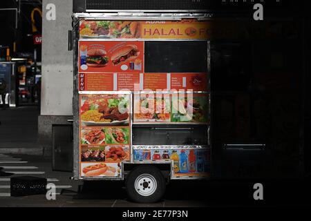 New York, USA. 29th Jan, 2021. A food cart vendor waits for customers on Broadway in lower Manhattan, in New York, NY, January 29, 2021. The City Council of New York passes legislation Intro 1116-B to create 4,000 new permits for street vendor starting in July 2022, at 400 per year for a ten year period until 2032; the current cap for permits is at 2,900 which has been in place for decades. (Photo by Anthony Behar/Sipa USA) Credit: Sipa USA/Alamy Live News Stock Photo