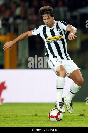 Juventus' Diego controls the ball during their Italian Serie A soccer match against Chievo at the Olympic stadium in Turin August 23, 2009. REUTERS/Giampiero Sposito (ITALY SPORT SOCCER)