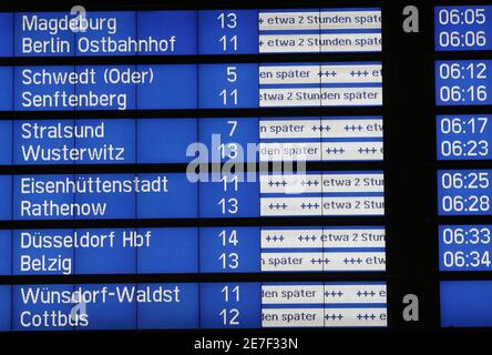 A timetable displays delays and cancellations of trains of German railways Deutsche Bahn AG following a token strike in Berlin October 4, 2006. Transnet, Germany's railway trade union, caused several delays and cancellations from the main railway station in the German capital early on Wednesday to demand job guarantees after the planned privatisation of Deutsche Bahn AG.          REUTERS/Wolfgang Rattay        (GERMANY)