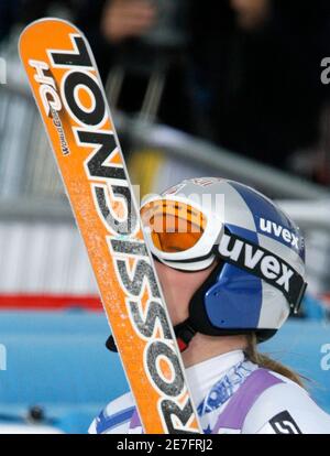 Lindsey Vonn of the U.S. kisses one of her skis after winning the gold medal during the women's Downhill race at the Alpine Skiing World Championships 2009 in the French resort of Val d'Isere February 9, 2009.     REUTERS/Denis Balibouse (FRANCE)
