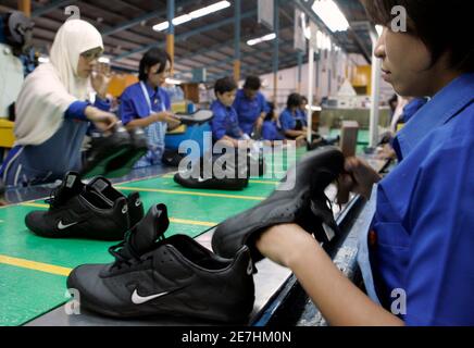 Et hundrede år straf kom over Nike shoe factory hi-res stock photography and images - Alamy