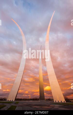 The sky glows in colors of gold and pink as the sun sets on the United States Air Force Memorial in Arlington, Virginia. The memorial honors the servi Stock Photo