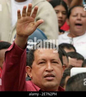 Venezuelan President Hugo Chavez waves to supporters as he arrives to vote at a school in Caracas December 3, 2006.  REUTERS/Jose Miguel Gomez (VENEZUELA)