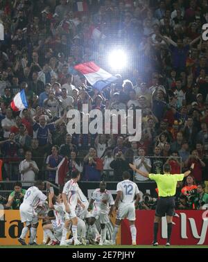 France's Thierry Henry (12) and team mates celebrate Patrick Vieira's (obscured) goal against [Spain] during their second round World Cup 2006 soccer match in Hanover June 27, 2006.   FIFA RESTRICTION - NO MOBILE USE