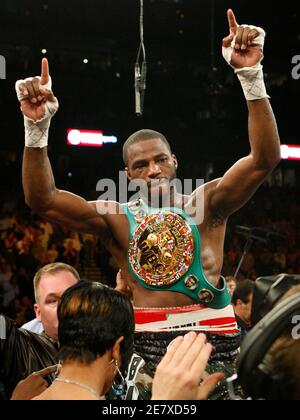 Chad Dawson (C) celebrates after defeating Glen Johnson during their WBC Light Heavyweight Championship boxing match in Tampa, Florida April 12, 2008.  REUTERS/Scott Audette (UNITED STATES)