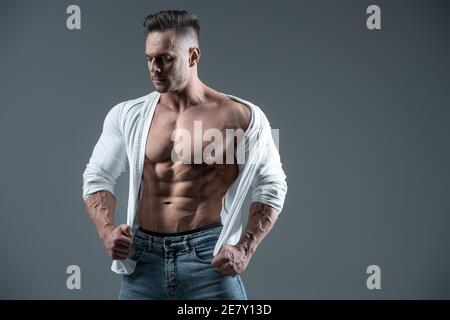 Premium Photo | Handsome attractive bodybuilder posing for camera. naked  athletic man smilling in camera.