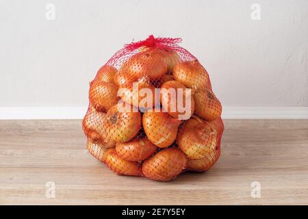 https://l450v.alamy.com/450v/2e7y5ey/5-kg-farm-onions-in-a-red-pp-mesh-bag-polypropylene-net-sack-with-11-lb-of-organic-onions-on-a-brown-floor-indoors-buying-fresh-vegetables-in-bulk-2e7y5ey.jpg
