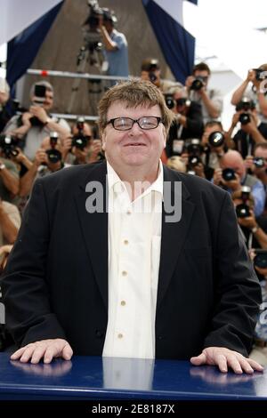 Michael Moore poses for the media during a photocall for 'SICKO' during the 60th International Film Festival in Cannes, France on May 19, 2007. Photo by Hahn-Nebinger-Orban/ABACAPRESS.COM Stock Photo