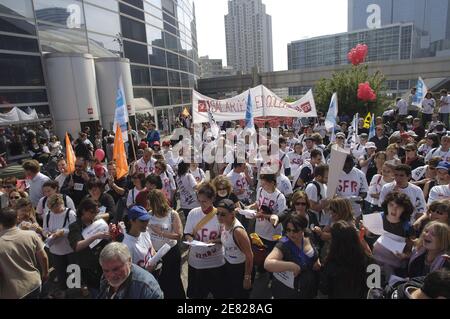 SFR employees protest in front of Vivendi's mobile telephone unit headquarters on June 5, 2007, in La Defense, business district next to Paris, France. The firm is planning to transfer three of its call centres to two subcontractors, Teleperformance and Division Arvato Services. The call centres slated for transfer are located in Lyon (582 staff), Toulouse (724 staff) and Poitiers (571 staff). Photo by Jules Motte/ABACAPRESS.COM Stock Photo