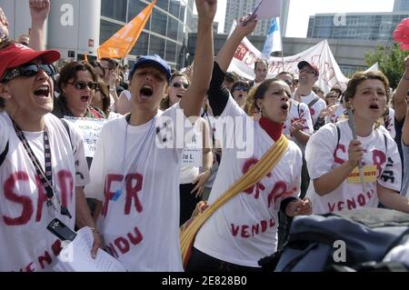 SFR employees protest in front of Vivendi's mobile telephone unit headquarters on June 5, 2007, in La Defense, business district next to Paris, France. The firm is planning to transfer three of its call centres to two subcontractors, Teleperformance and Division Arvato Services. The call centres slated for transfer are located in Lyon (582 staff), Toulouse (724 staff) and Poitiers (571 staff). Photo by Jules Motte/ABACAPRESS.COM Stock Photo