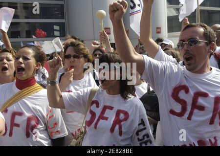 SFR employees protest in front of Vivendi's mobile telephone unit headquarters on June 5, 2007, in La Defense, business district next to Paris, France. The firm is planning to transfer three of its call centres to two subcontractors, Teleperformance and Division Arvato Services. The call centres slated for transfer are located in Lyon (582 staff), Toulouse (724 staff) and Poitiers (571 staff). Photo by Jules Motte/ABACAPRESS.COM Stock Photo