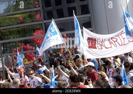 SFR employees protest in front of Vivendi's mobile telephone unit headquarters on June 5, 2007, in La Defense, business district next to Paris, France. The firm is planning to transfer three of its call centres to two subcontractors, Teleperformance and Division Arvato Services. The call centres slated for transfer are located in Lyon (582 staff), Toulouse (724 staff) and Poitiers (571 staff). Photo by Jules Motte/ABACAPRESS.COM Stock Photo