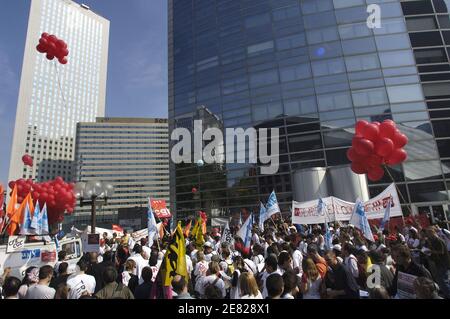 SFR employees protest in front of Vivendi's mobile telephone unit headquarters on June 5, 2007, in La Defense, business district next to Paris, France. The firm is planning to transfer three of its call centres to two subcontractors, Teleperformance and Division Arvato Services. The call centres slated for transfer are located in Lyon (582 staff), Toulouse (724 staff) and Poitiers (571 staff). Photo by Jules Motte/ABACAPRESS.COM Stock Photo