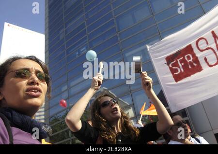 SFR employees protest in front of Vivendi's mobile telephone unit headquarters on June 5, 2007, in La Defense, business district next to Paris, France. The firm is planning to transfer three of its call centres to two subcontractors, Teleperformance and Division Arvato Services. The call centres slated for transfer are located in Lyon (582 staff), Toulouse (724 staff) and Poitiers (571 staff). Photo by Jules Motte/ABACAPRESS.COM Stock Photo