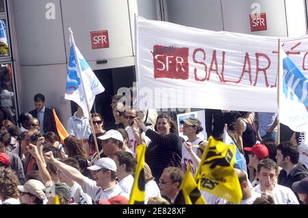 SFR employees protest in front of Vivendi's mobile telephone unit headquarters on June 5, 2007, in La Defense, business district next to Paris, France. The firm is planning to transfer three of its call centres to two subcontractors, Teleperformance and Division Arvato Services. The call centres slated for transfer are located in Lyon (582 staff), Toulouse (724 staff) and Poitiers (571 staff). Photo by Jules Motte/ABACAPRESS.COM Stock Photo