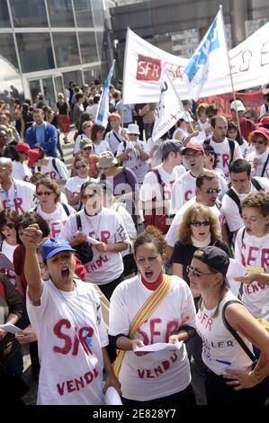 SFR employees protest in front of Vivendi's mobile telephone unit headquarters on June 5, 2007, in La Defense, business district next to Paris, France. The firm is planning to transfer three of its call centres to two subcontractors, Teleperformance and Division Arvato Services. The call centres slated for transfer are located in Lyon (582 staff), Toulouse (724 staff) and Poitiers (571 staff). Photo by Jules Motte/ABACAPRESS.COM Stock Photo