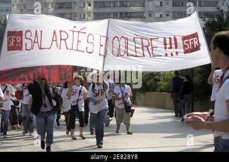 SFR employees protest in front of Vivendi's mobile telephone unit headquarters on June 5, 2007, in La Defense, business district next to Paris, France. The firm is planning to transfer three of its call centres to two subcontractors, Teleperformance and Division Arvato Services. The call centres slated for transfer are located in Lyon (582 staff), Toulouse (724 staff) and Poitiers (571 staff). Photo by Jules Motte/ABACAPRESS.COM Stock Photo