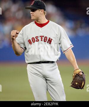 Boston Red Sox pitcher Jonathan Papelbon pours beer over the American ...