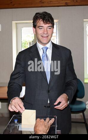 French socialist candidate Arnaud Montebourg goes to the polling station with his wife Hortense de Labriffe to cast their vote for the legislative elections in Montret, France on June 17, 2007. Photo by Vincent Dargent/ABACAPRESS.COM Stock Photo