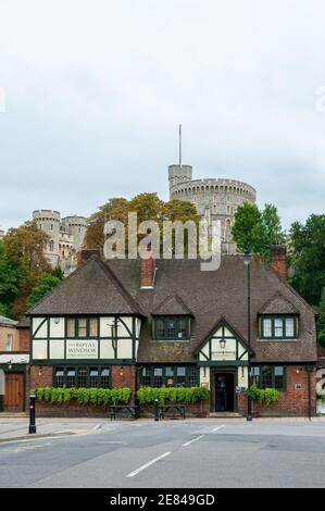 08/27/2020. Windsor Castle, UK. Pub and diner at Windsor in English county of Berkshire. Behind visible castle. Stock Photo