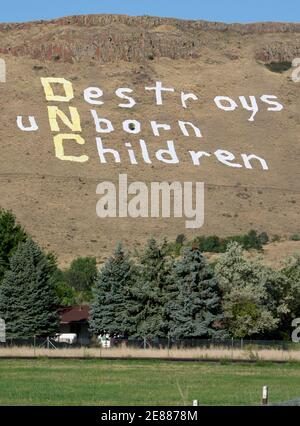 Anti-abortion demonstrators unfurl a giant sign on the side of North Table Mountain in Golden, Colorado August 26, 2008 referring to the 2008 Democratic National Convention in Denver, Colorado. U.S. Senator Barack Obama (D-IL) is expected to accept the Democratic presidential nomination at the convention on August 28.  REUTERS/Rick Wilking    (UNITED STATES)   US PRESIDENTIAL ELECTION CAMPAIGN 2008  (USA)