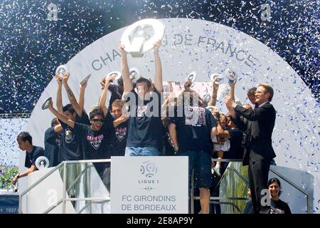 Girondins Bordeaux's captain Ulrich Rame (C) holds up French Championship trophy as team players celebrate winning their Ligue 1 in Bordeaux May 31, 2009. REUTERS/Olivier Pon (FRANCE SPORT SOCCER