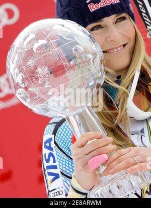 Lindsey Vonn of the U.S. poses with the women's overall Alpine Skiing World Cup trophy in Garmisch-Partenkirchen March 13, 2010. REUTERS/Michaela Rehle (GERMANY)