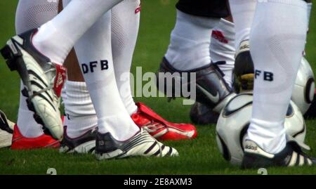 trace Tutor jogger Adidas football boots 2008 hi-res stock photography and images - Alamy