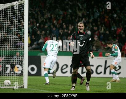 Hanover 96's goalkeeper Robert Enke (C) reacts as Werder Bremen's Portuguese forward Hugo Almeida (L) celebrates his goal with Miroslav Klose (R) during a German Bundesliga soccer match against werder Bremen at the Weser stadium in Bremen January 28, 2007. Bremen won the match 3-0.   REUTERS/Christian Charisius  (GERMANY)       ONLINE CLIENTS MAY USE UP TO SIX IMAGES DURING EACH MATCH WITHOUT THE AUTHORITY OF THE DFL. NO MOBILE USE DURING THE MATCH AND FOR A FURTHER TWO HOURS AFTERWARDS IS PERMITTED WITHOUT THE AUTHORITY OF THE DFL. FOR MORE INFORMATION CONTACT DFL DIRECTLY