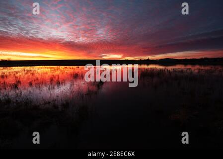 Bingham, Nottinghamshire, UK. 31st Jan 2021. The sunrise over Archer's Lake in Bingham, Nottinghamshire. Neil Squires/Alamy Live News Stock Photo