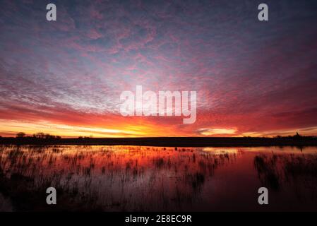 Bingham, Nottinghamshire, UK. 31st Jan 2021. The sunrise over Archer's Lake in Bingham, Nottinghamshire. Neil Squires/Alamy Live News Stock Photo