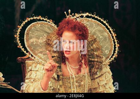 Janet McTeer (Queen Elizabeth 1) in VIVAT! VIVAT REGINA! by Robert Bolt at the Mermaid Theatre, London EC4  23/10/1995  design: Poppy Mitchell director: Roy Marsden Stock Photo