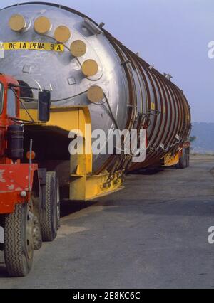 DETALLE - CAMION CISTERNA DE LA EMPRESA MECANICA DE LA PEÑA. Stock Photo