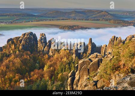 Deutschland, Sächsische Schweiz: Morgenstimmung am Schrammtor mit Nebel im Herbst Stock Photo