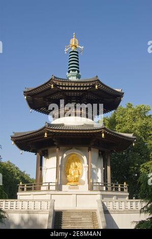 Early morning view of the Buddhist Peace Pagoda in Battersea Park, London. Public monument built in 1985. Stock Photo