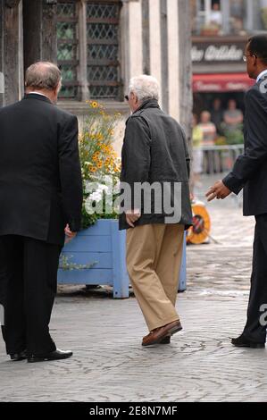 French singer Charles Aznavour arrives at the Sainte-Catherine church for the funeral mass of French actor Michel Serrault in Honfleur, France on August 2, 2007. Photo by Khayat-Mousse/ABACAPRESS.COM Stock Photo