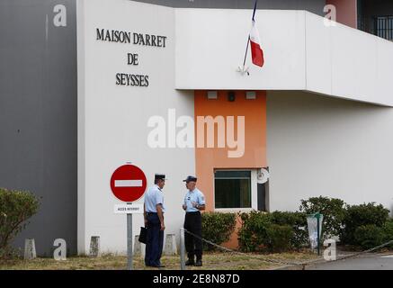 L'ancienne terroriste du groupe arme 'Action Directe' Nathalie Menigon regagne sa cellule apres sa premiere journee de semi liberte. Apres 20 ans d'incarceration, elle beneficiera du regime de semi-liberte. Elle travaillera chaque jour dans un centre de r Stock Photo