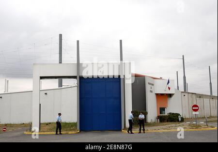 L'ancienne terroriste du groupe arme 'Action Directe' Nathalie Menigon regagne sa cellule apres sa premiere journee de semi liberte. Apres 20 ans d'incarceration, elle beneficiera du regime de semi-liberte. Elle travaillera chaque jour dans un centre de r Stock Photo