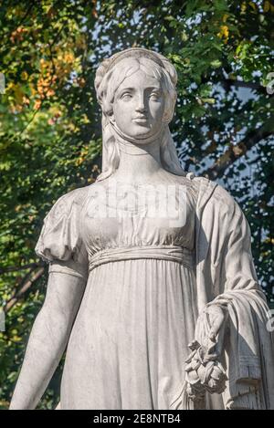 Monument of Queen Luisen in the Scholl Park Siblings (Geschwister Scholl Park) in Autumn colors in historical downtown in Magdeburg, Germany Stock Photo