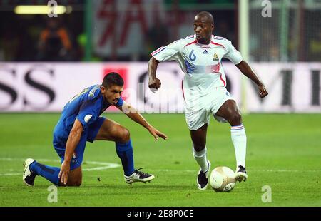 Italy's Gennaro Gattuso and France's Claude Makelele battle for the ball during the 2008 UEFA European Football Championship qualifying match Italy vs France in Milan, Italy, on September 9, 2007. The game ended in a draw 0-0. Photo by Christian Liewig/ABACAPRESS.COM Stock Photo