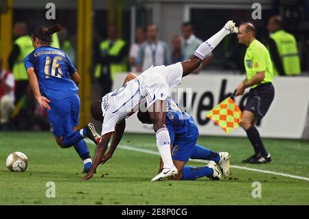 Italy's Gennaro Gattuso and France's Claude Makelele battle for the ball during the 2008 UEFA European Football Championship qualifying match Italy vs France in Milan, Italy, on September 9, 2007. The game ended in a draw 0-0. Photo by Christian Liewig/ABACAPRESS.COM Stock Photo