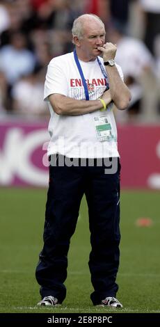 England coach Brian Ashton during a training session at University of ...