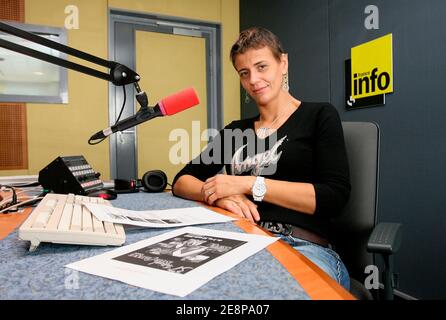 EXCLUSIVE - Karine Duchochois poses in a studio of France-Info in Paris, France on September 24, 2007. Duchochois, wrongly accused in the Outreau's case, become one of France's biggest judicial fiascos, has turned columnist for the 24/24 news radio station. Photo by Mehdi Taamallah/ABACAPRESS.COM Stock Photo
