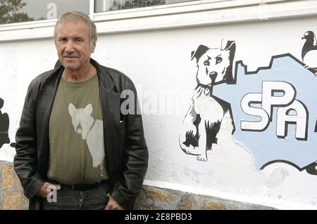 French actor Yves Renier visits a SPA refuge, to give his support to the association protecting animals rights, in Gennevilliers, near Paris, France on September 27, 2007. Photo by Giancarlo Gorassini/ABACAPRESS.COM Stock Photo