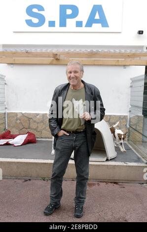 French actor Yves Renier visits a SPA refuge, to give his support to the association protecting animals rights, in Gennevilliers, near Paris, France on September 27, 2007. Photo by Giancarlo Gorassini/ABACAPRESS.COM Stock Photo