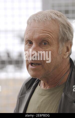 French actor Yves Renier visits a SPA refuge, to give his support to the association protecting animals rights, in Gennevilliers, near Paris, France on September 27, 2007. Photo by Giancarlo Gorassini/ABACAPRESS.COM Stock Photo